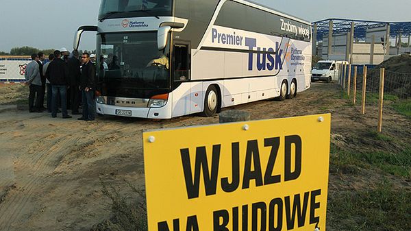 "Tuskobus" podjechał, Polska nadal w budowie
