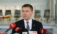Poseł PiS: ponad 800 osób związanych z PO i PSL dostało pracę w państwowych instytucjach