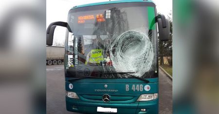Bryła lodu spadła z ciężarówki na szybę autobusu. Ranny 25-letni kierowca