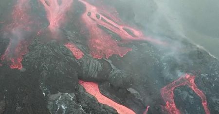 Lawa z wulkanu Cumbre Vieja nadal wybucha, dotarła do plaży Los Guirres i utworzyła kolumnę dymu.