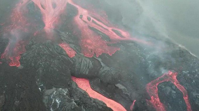 Lawa z wulkanu Cumbre Vieja nadal wybucha, dotarła do plaży Los Guirres i utworzyła kolumnę dymu.