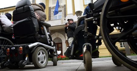 Opiekunowie osób niepełnosprawnych mają dość. Pozywają państwo