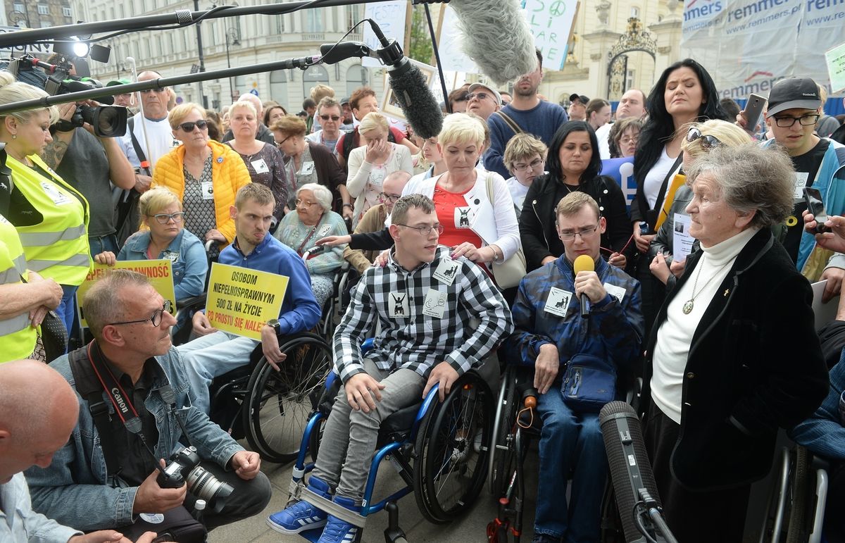 Protest niepełnosprawnych przed Pałacem Prezydenckim