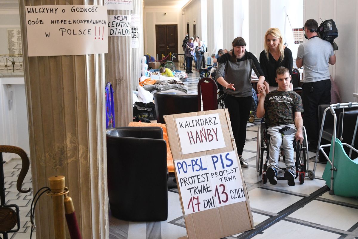 Gra va banque zamiast kompromisu? Matki protestujące w Sejmie mogą przez to przegrać protest