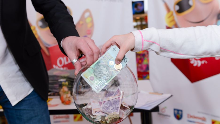 Polacy przed świętami otwierają kieszenie. Chętnie dokładają się do akcji charytatywnych