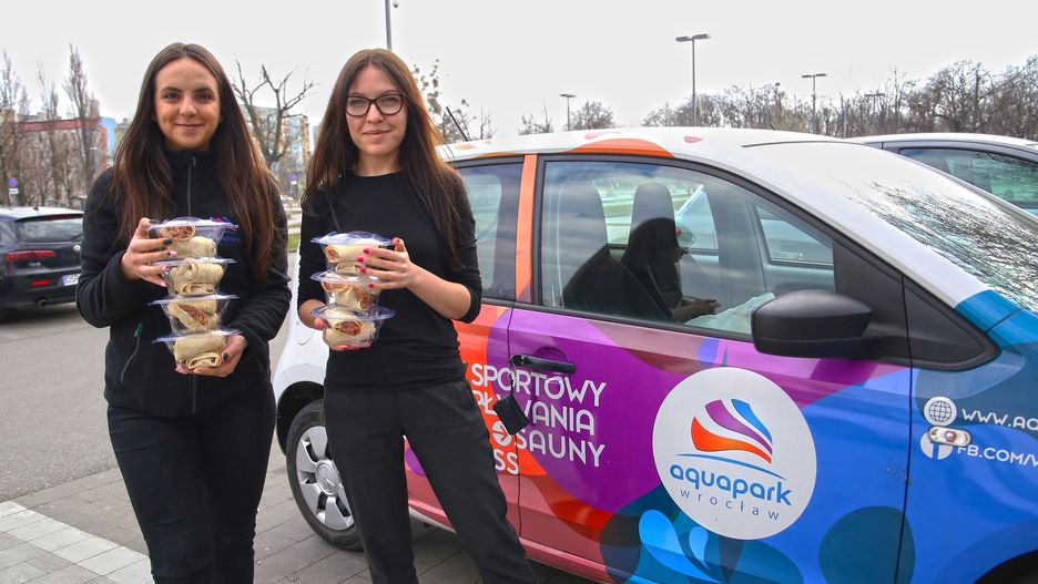 Pracownicy Aquaparku Wrocław przygotowują ciepłe posiłki dla bezdomnych.