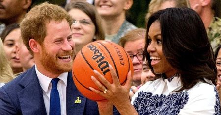 Tak książę Harry uwodził Michelle Obamę. Wyglądali razem jak z obrazka! Harry w garniturze pod kolor sukienki pierwszej damy USA
