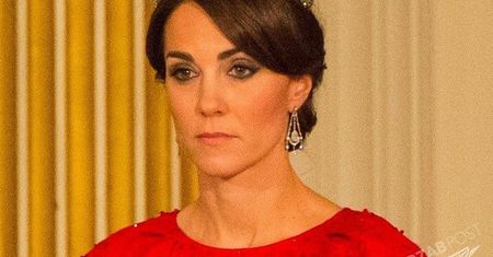 Księżna Kate w czerwieni i królewskiej tiarze znowu podbiła serca. Była gwiazdą uroczystości w pałacu Buckingham