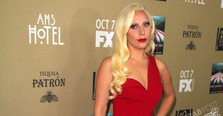 Lady Gaga jak dama w czerwieni. Kusi nogą niczym Angelina Jolie