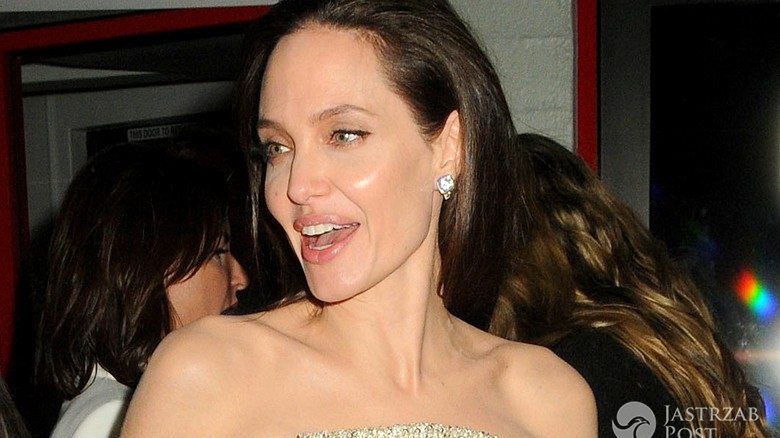 Angelina Jolie w sukni Versace podczas hollywoodzkiej premiery "Nad morzem" (fot. ONS)