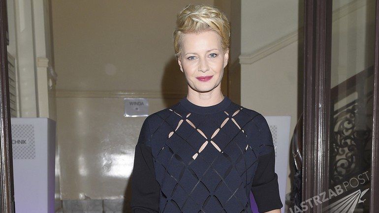 Małgorzata Kozuchowska w czerni i granacie na pokazie OCHNIK (fot. AKPA)