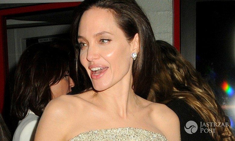 Angelina Jolie w sukni Versace podczas hollywoodzkiej premiery "Nad morzem" (fot. ONS)