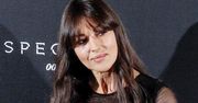 Tak najstarsza dziewczyna Bonda promuje film o agencie 007. Monica Bellucci cała w różach od bardzo znanej marki