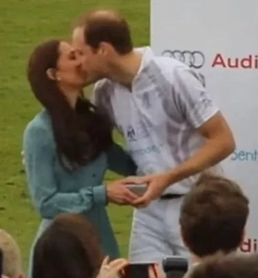 Księżna Kate i Książe William oddają się czułościom podczas meczu charytatywnego