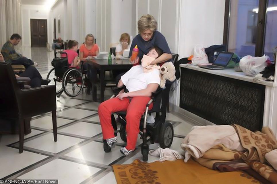 Świadczenia pielęgnacyjne. Rodziny z niepełnosprawnym dzieckiem dostaną więcej pieniędzy