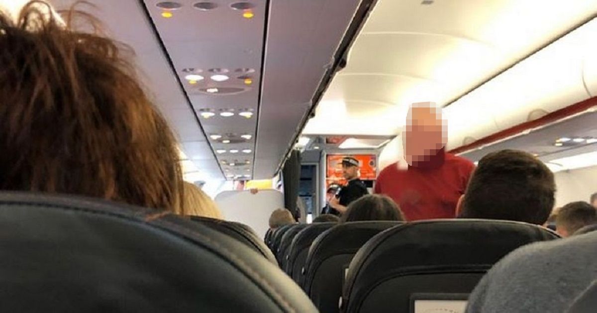 Samolot nie zdążył nawet wystartować, kiedy dwóch mężczyzn zaczęło awanturować się na pokładzie.