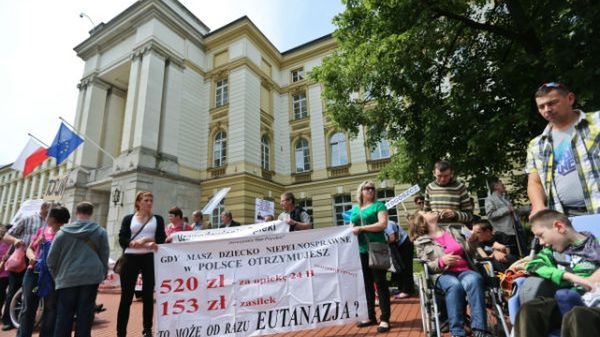 Kilkudziesięciu rodziców wraz ze swymi niepełnosprawnymi dziećmi, w większości na wózkach uczestniczy w demonstracji przed kancelarią premiera w stolicy