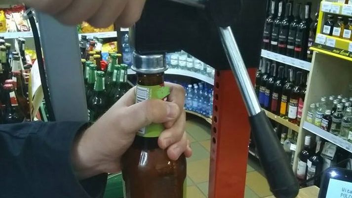 Co z tego, że w sklepie otwierają piwo, klient sam może je sobie zamknąć.