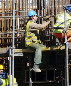 Mężczyźni chętnie zajęliby się domem. Pracują, bo ich kobiety zarabiają za mało