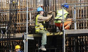 Mężczyźni chętnie zajęliby się domem. Pracują, bo ich kobiety zarabiają za mało