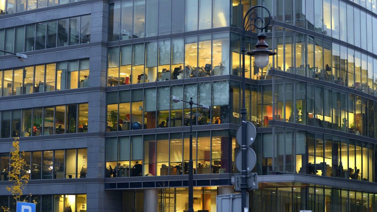 Pracownicy warszawskiej korporacji buntują się przeciwko zmianie ich adresu al. Lecha Kaczyńskiego