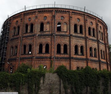Warszawa. Nocna akcja służb w opuszczonej gazowni na Woli. Mężczyzna wpadł do 10-metrowego leja