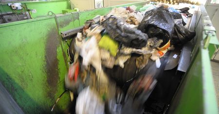 Płońsk. Zwłoki noworodka w sortowni. Są wstępne wyniki sekcji zwłok