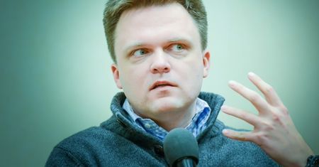 Hołownia publikuje wiadomości od rasisty. Komentarz dziennikarza jest bezcenny