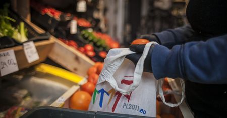 Koronawirus zmienił handel. Małe warzywniaki z dostawą pod drzwi wyprzedają zadławione markety