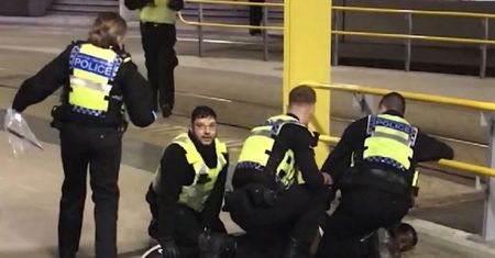 Anglia. Dźgał policjantów krzycząc "Allahu Akbar ". "Samotny wilk" przyznał się do winy
