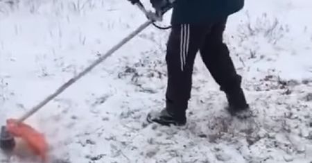 Rosja. Koszono trawę, mimo że spadł śnieg