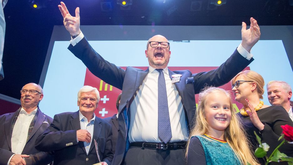 Wieczór wyborczy. Paweł Adamowicz wygrywa w drugiej turze z kandydatem PiS Kacprem Płażyńskim.