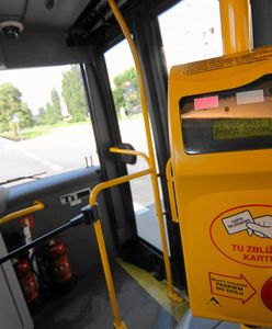 Zapomniała kupić bilet. Kontroler wykręcił jej rękę, a policjant kazał mówić po polsku