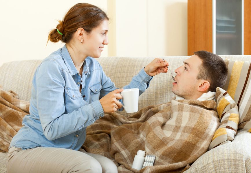 Jak pozostać zdrowym, kiedy choruje domownik?