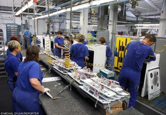 Produkcja przemysłowa w górę rok do roku, ale spada miesiąc do miesiąca