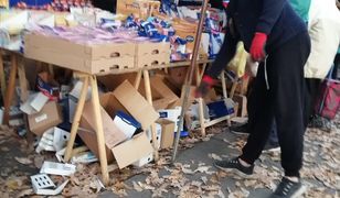 Bazar Olimpia. Emeryci kupują starą żywność i leki na czarnym rynku. Jest kontrola