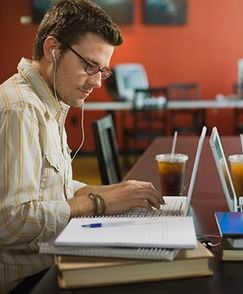 Z emigracji wracają samotni, pary zostają