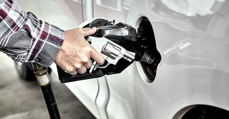 Błahe sprawy, których lekceważenie kosztuje: paliwo, OC i badanie techniczne