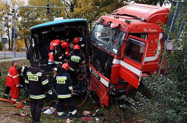 Autobus zderzył się z TIR-em