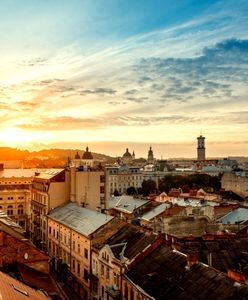 Jest blisko i tanio. Polacy szturmują Lwów