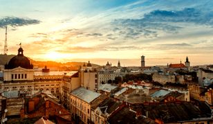Jest blisko i tanio. Polacy szturmują Lwów