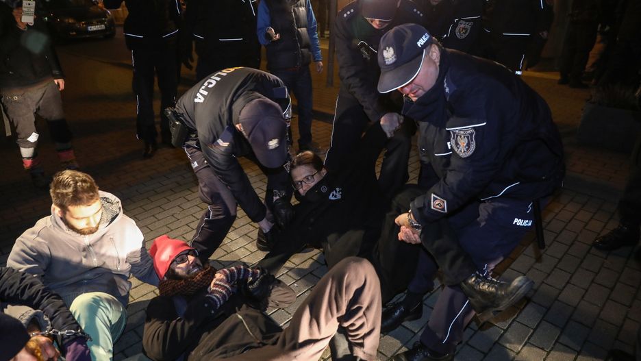 Policja usuwa protestujących sprzed siedziby Dyrekcji Generalnej Lasów Państwowych w Warszawie