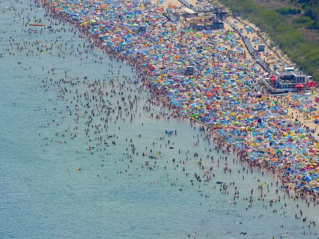 Plaża Władysławowo. Tłumy turystów i tysiące parawanów