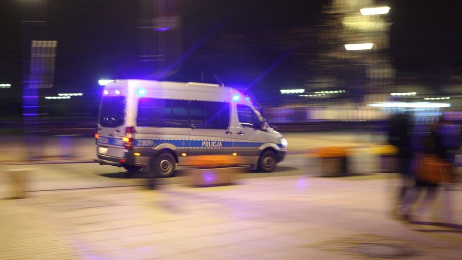 Policyjna kolumna jechała na sygnale o piątej nad ranem