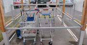 Tesco ma już dość znikających wózków. Straszy klientów więzieniem