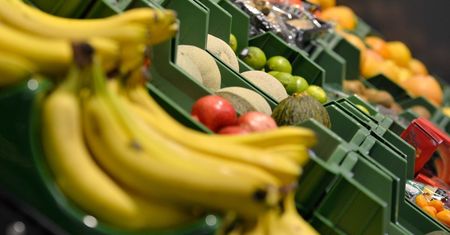 Samotne banany i zgniecione pomidory w pudełku-niespodziance. Lidl ma ciekawy pomysł na walkę z marnowaniem jedzenia