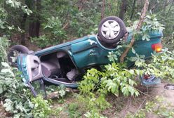 Kierowca dachował autem, a potem dosłownie wleciał do lasu w Otwocku. Był pijany
