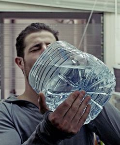 Praca na kacu. W biurze cierpi regularnie 4 proc. Polaków