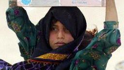 Mała Irakijka z wodą (fot. AFP)