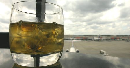 Uzbrojeni policjanci wyprowadzili pilota British Airways. "Zionęło od niego wódką"